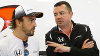 Fernando Alonso a závodní ředitel Eric Boullier v Barceloně