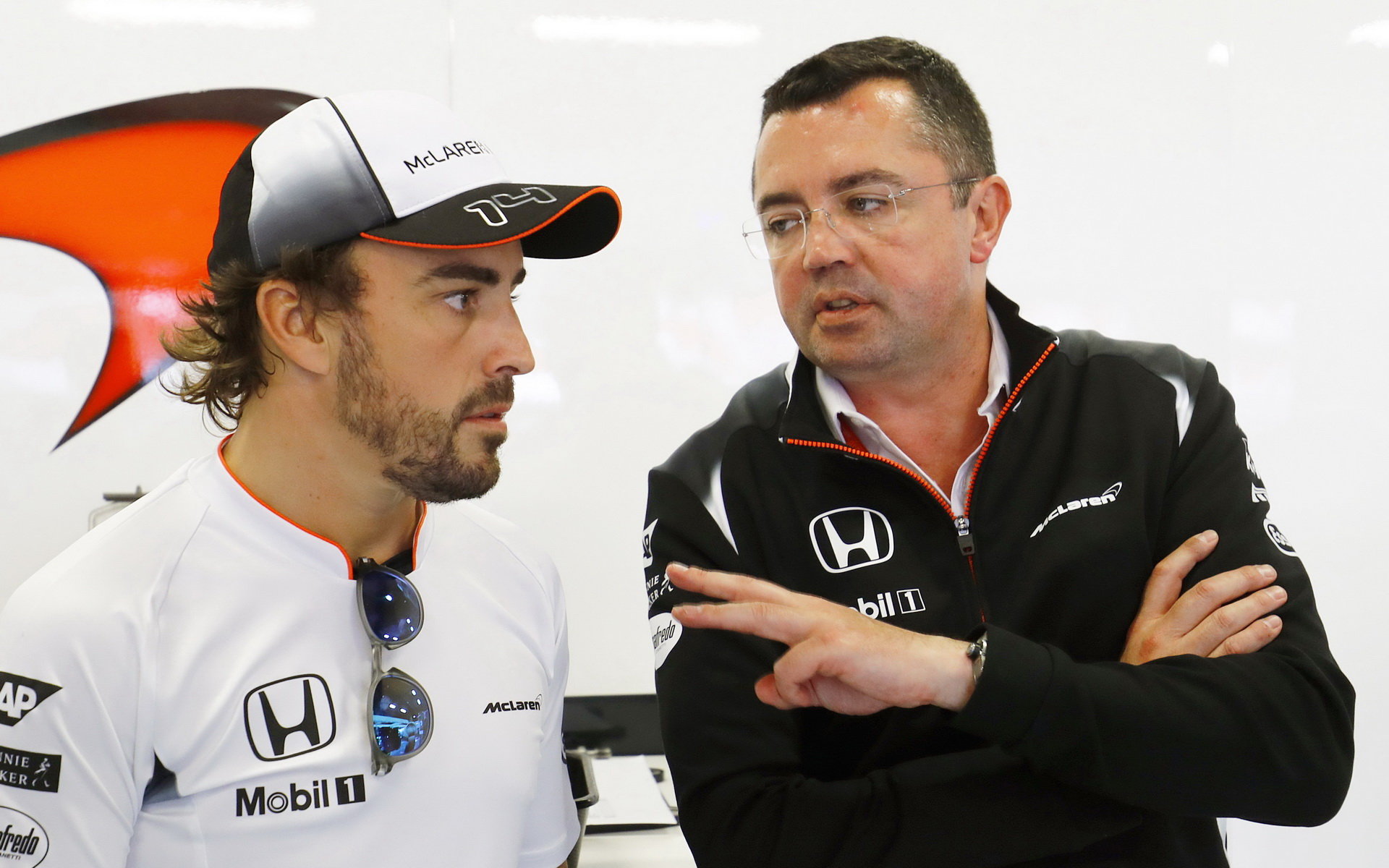 Závodní ředitel McLarenu Eric Boullier (vpravo) udílí pokyny svému jezdci Fernandovi Alonsovi