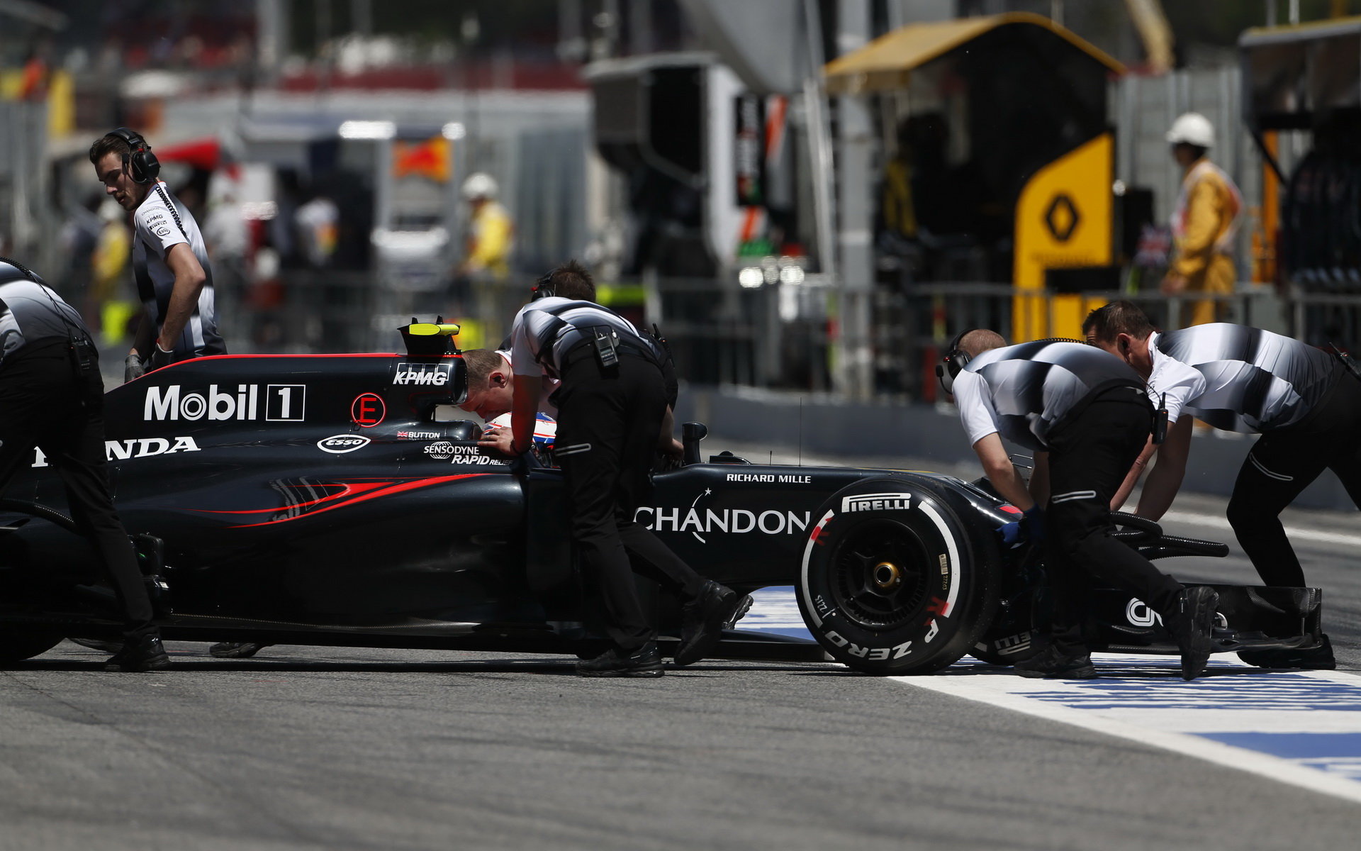 Piloti McLarenu se pohybovali jednu chvíli hodně vysoko, nakonec Alonsovi připadlo rozhraní první a druhé desítky