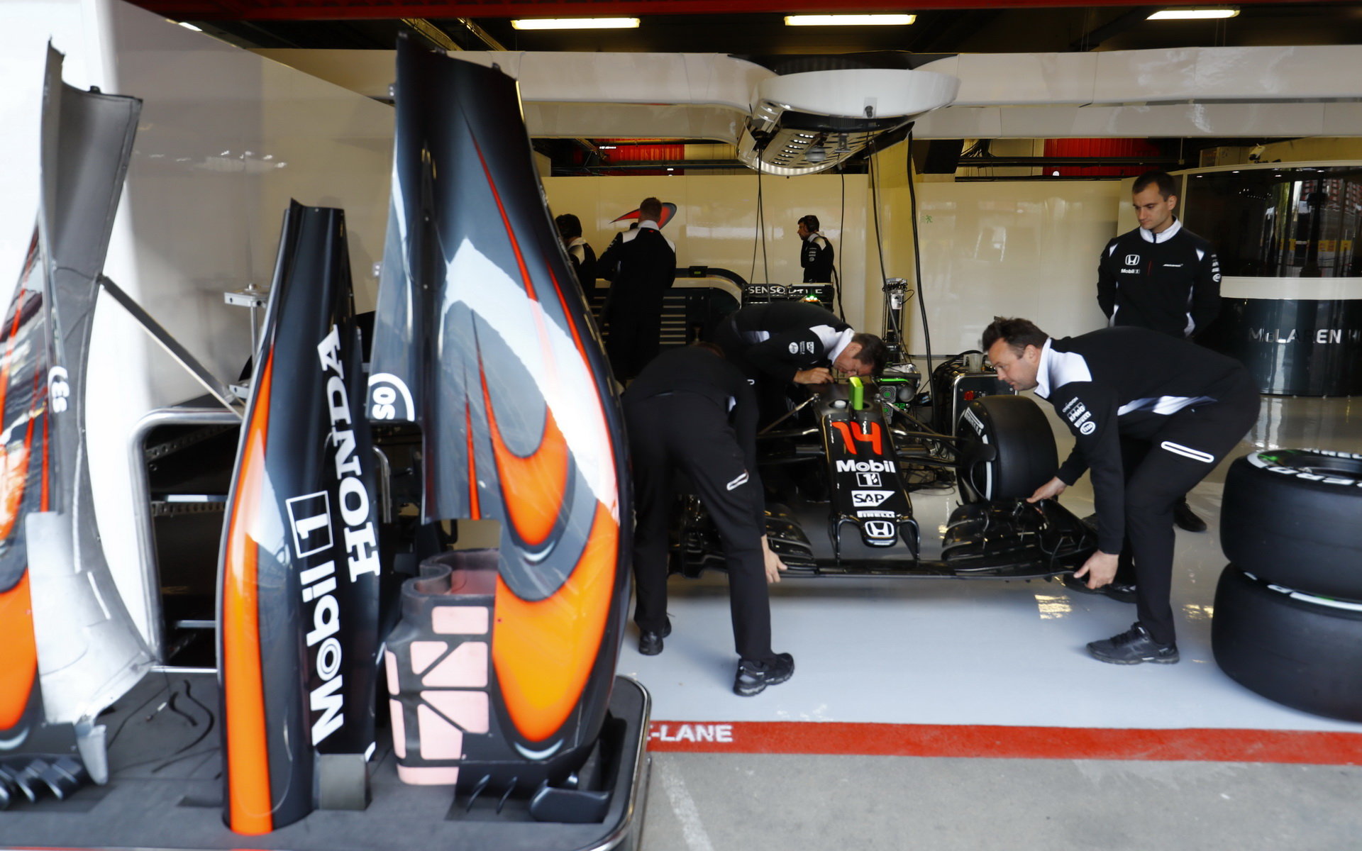 Tým McLaren při tréninku v Barceloně