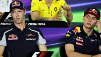 Daniil Kvjat a Max Verstappen na tiskovce v Barceloně