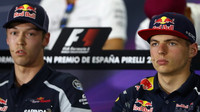 Daniil Kvjat a Max Verstappen na tiskovce v Barceloně