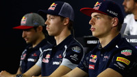 Carlos Sainz, Daniil Kvjat a Max Verstappen na tiskovce v Barceloně