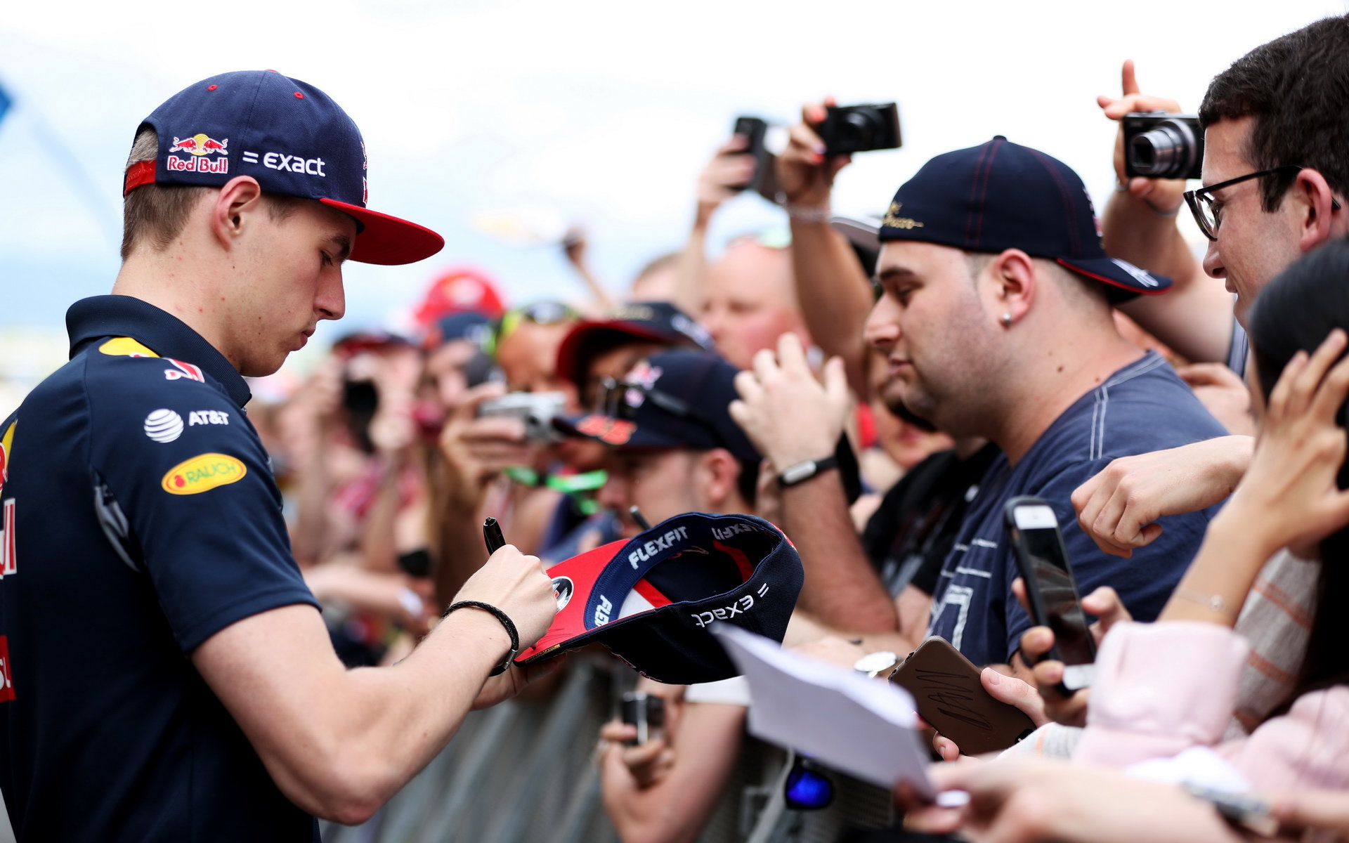 Max Verstappen při autogramiádě v Barceloně