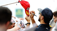 Daniel Ricciardo při autogramiádě v Barceloně