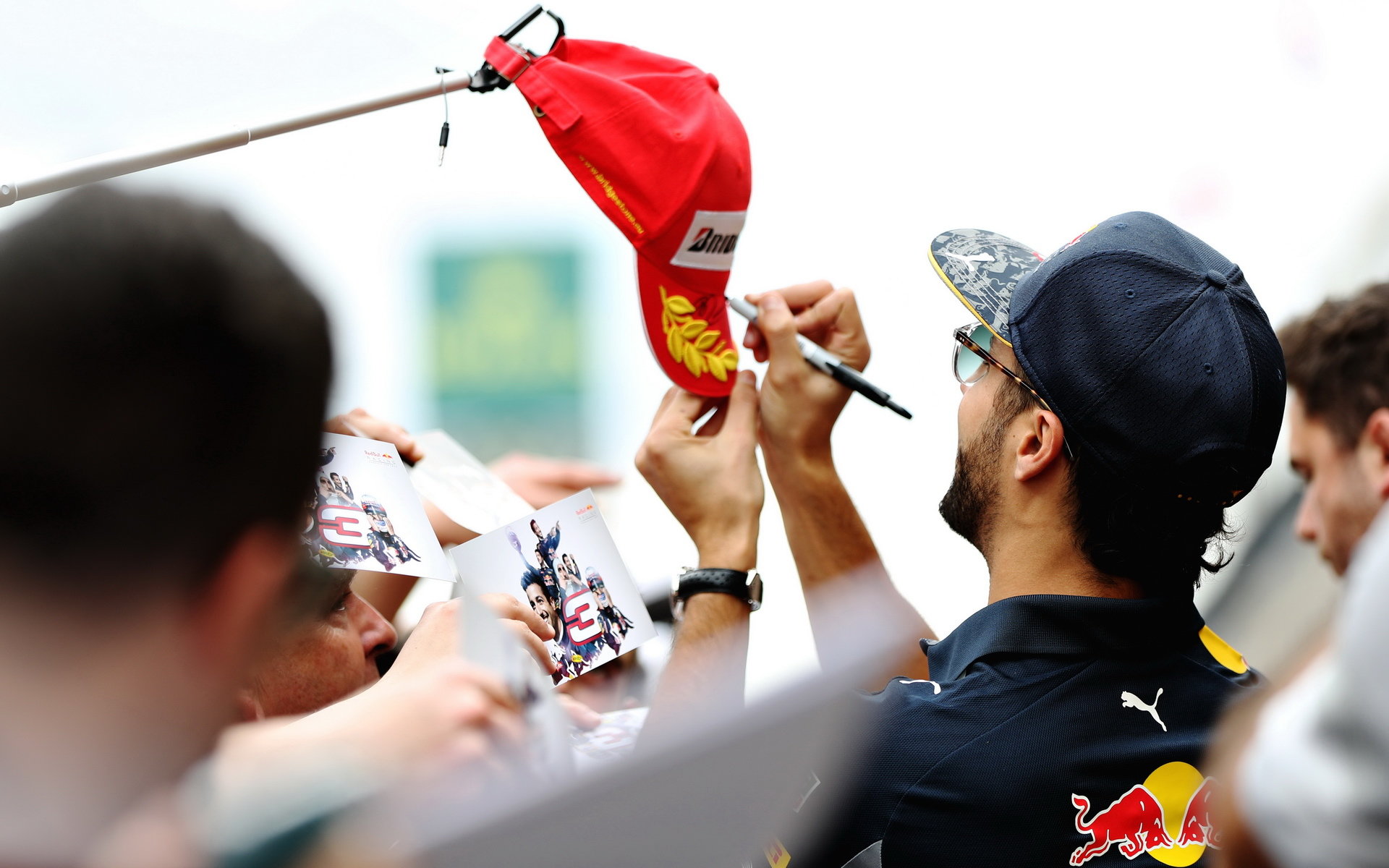 Daniel Ricciardo při autogramiádě v Barceloně