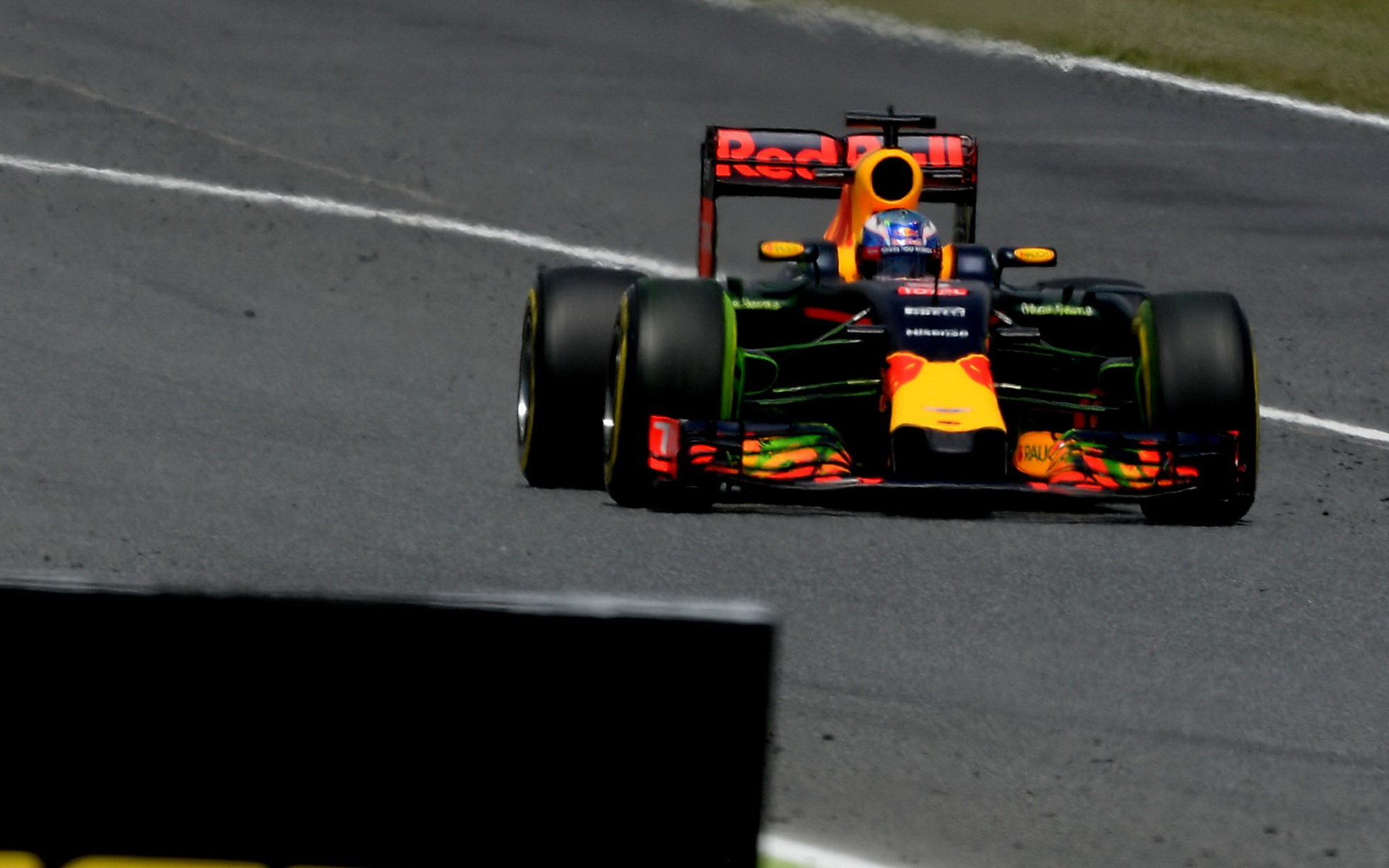 Daniel Ricciardo s flow-visem při tréninku v Barceloně