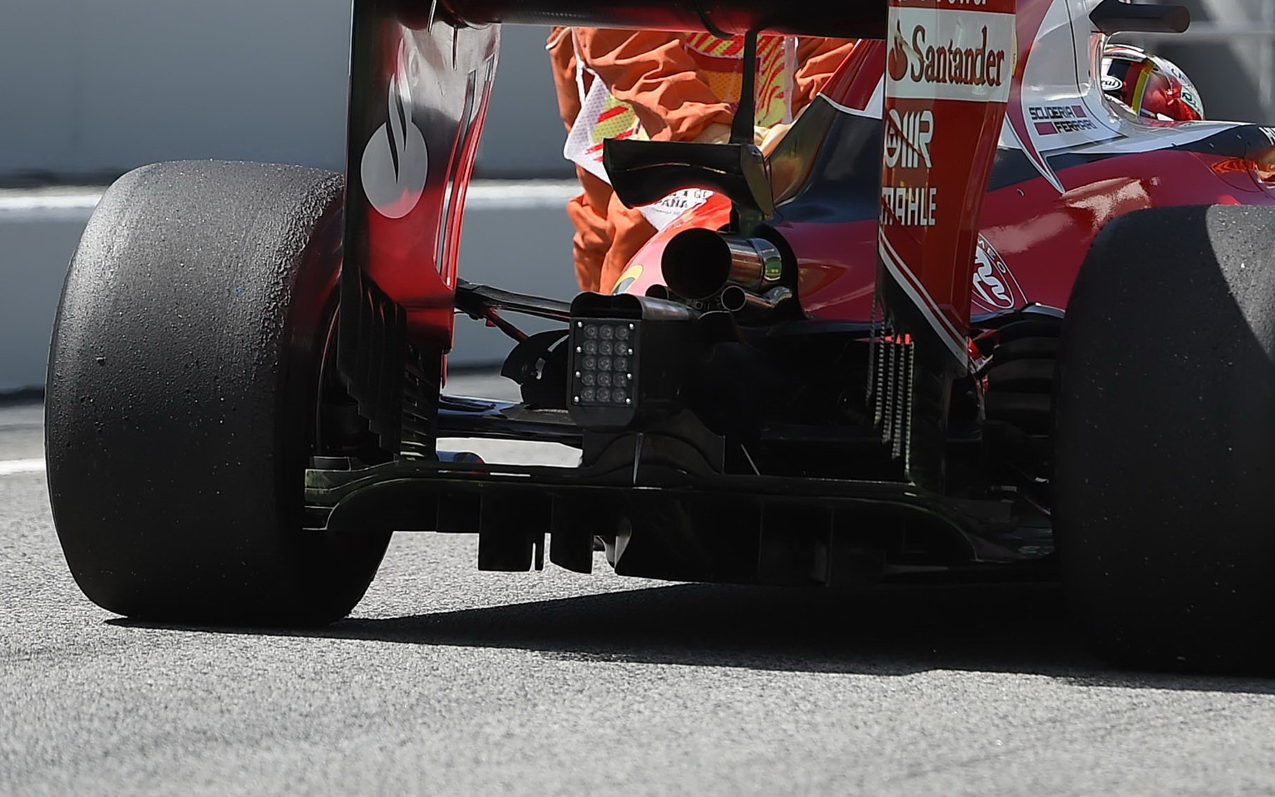 Výfuk a difuzor vozu Ferrari SF16-H při tréninku v Barceloně