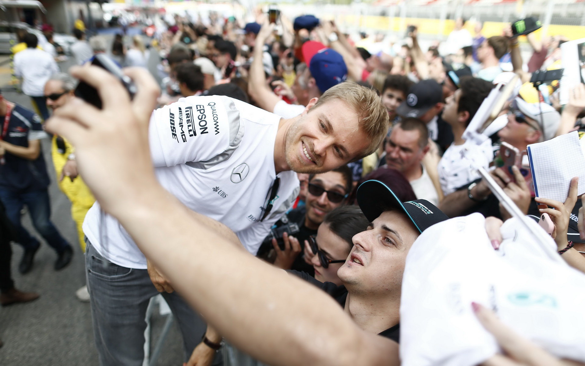 Nico Rosberg při autogramiádě v Barceloně