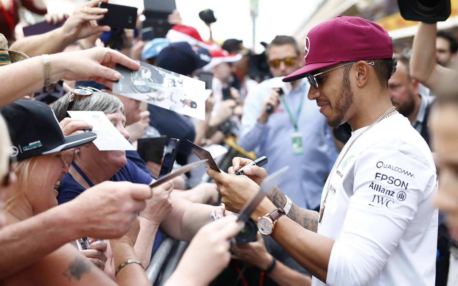 Lewis Hamilton při autogramiádě v Barceloně