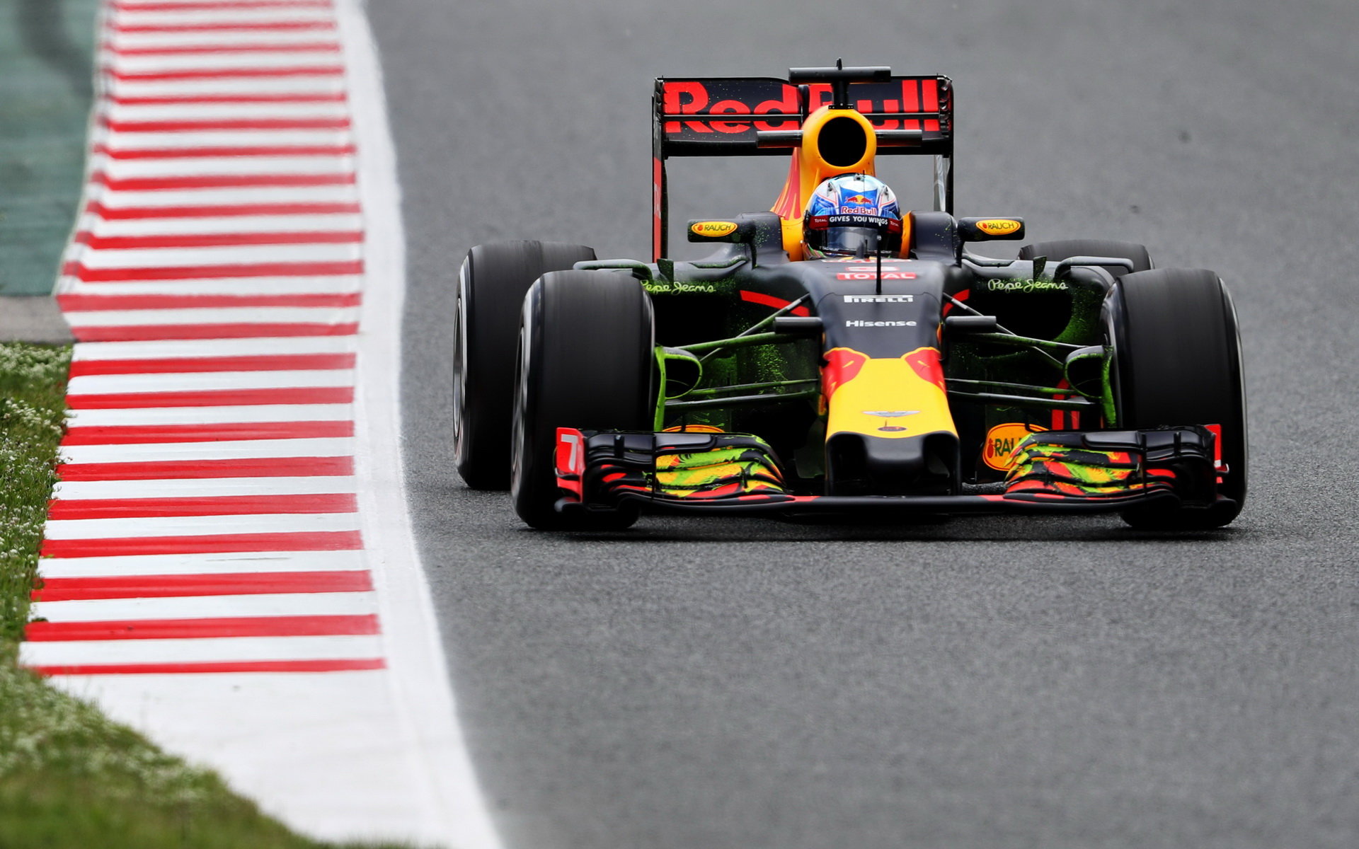 Daniel Ricciardo s flow-visem při tréninku v Barceloně
