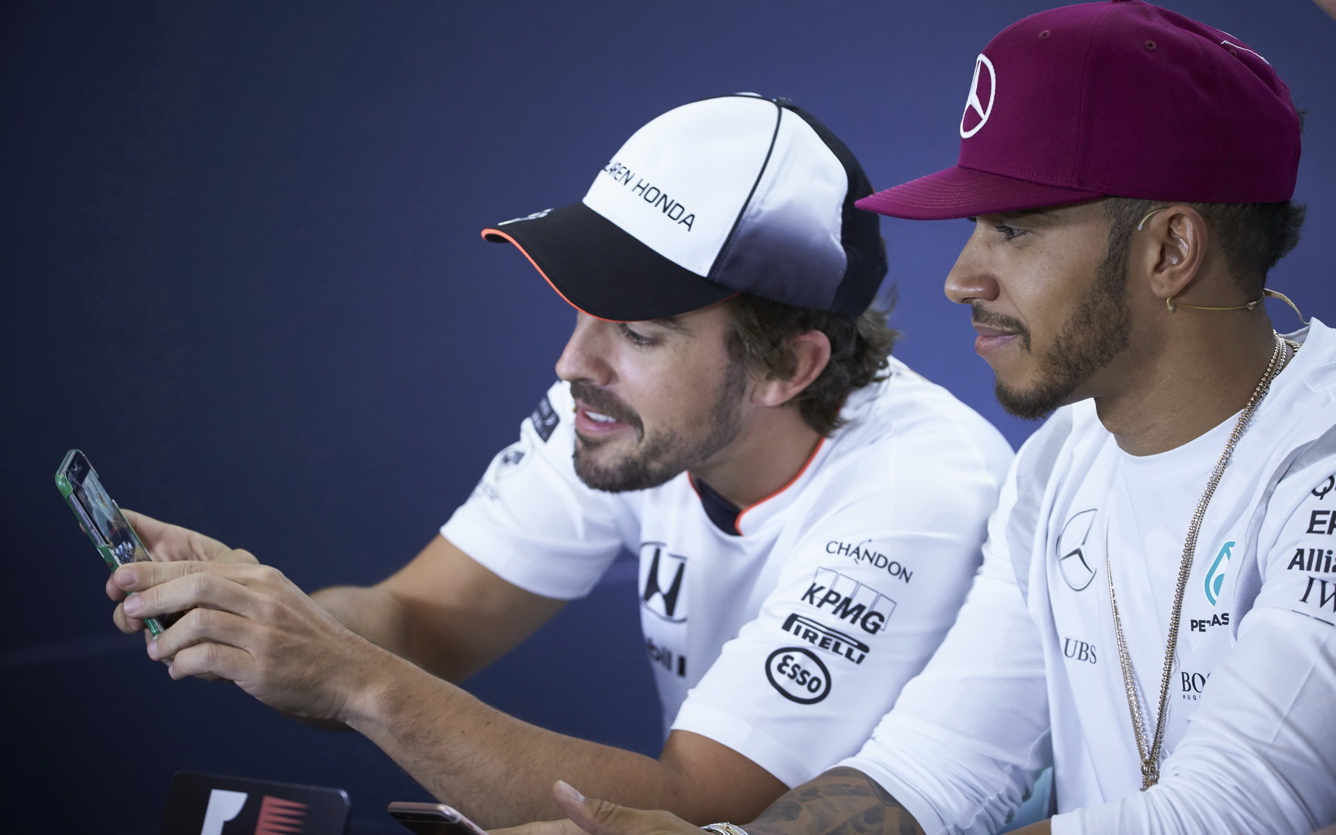 Lewis Hamilton a Fernando Alonso na tiskovce v Barceloně