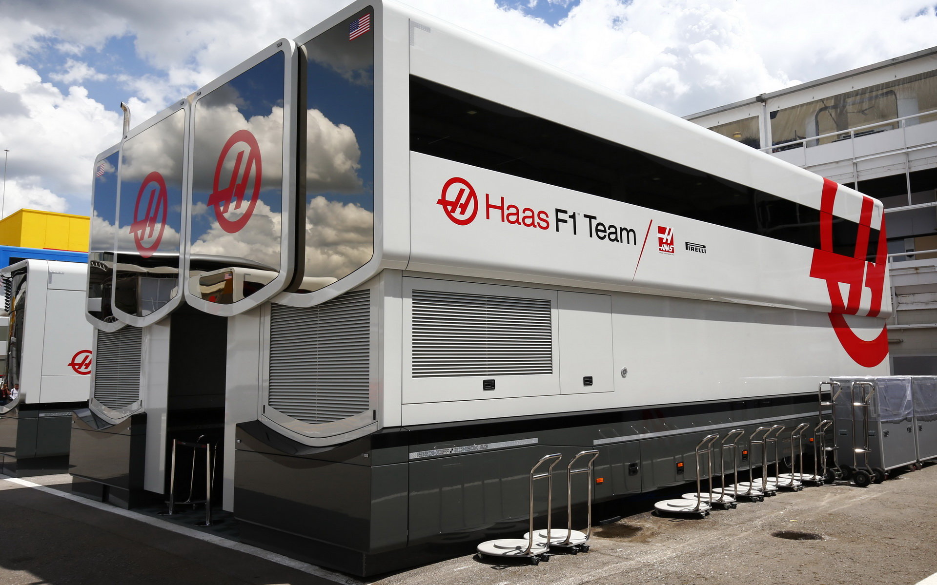 Motorhome týmu Haas v Barceloně