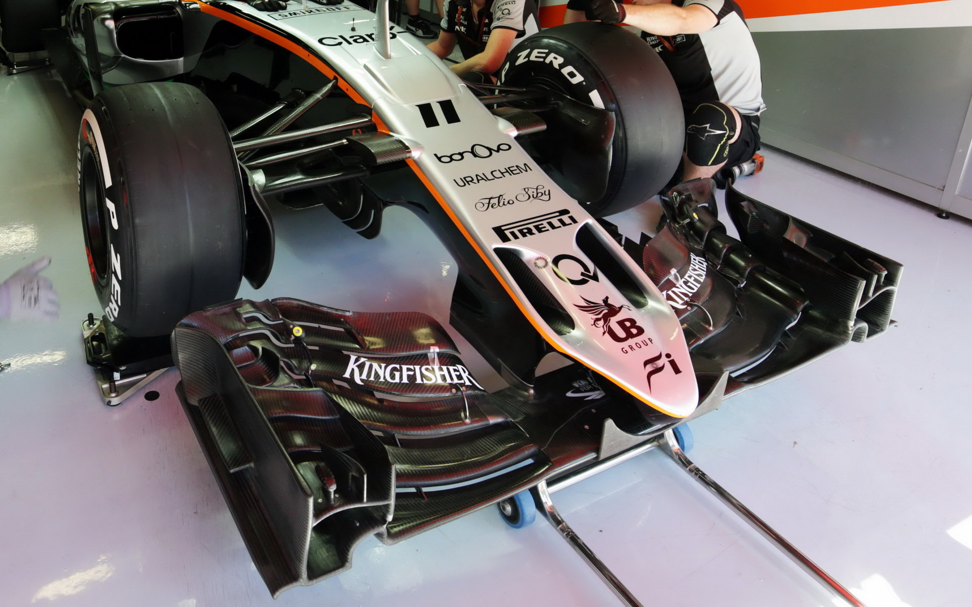 Přední křídlo vozu Force India VJM09 - Mercedes při kvalifikaci v Barceloně