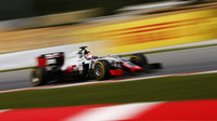 Romain Grosjean s Haasem VF-16 v Barceloně