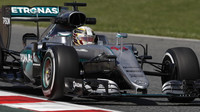 Lewis Hamilton při kvalifikaci v Barceloně