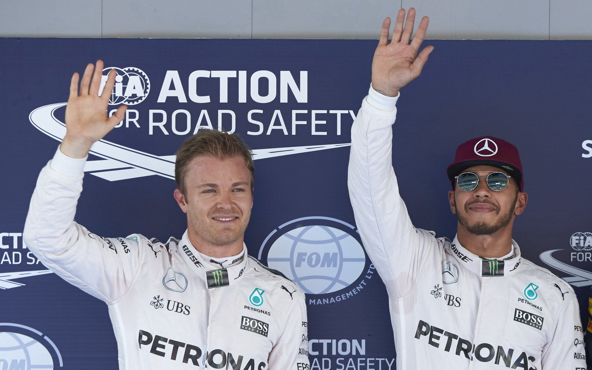 Nico Rosberg a Lewis Hamilton po kvalifikaci v Barceloně