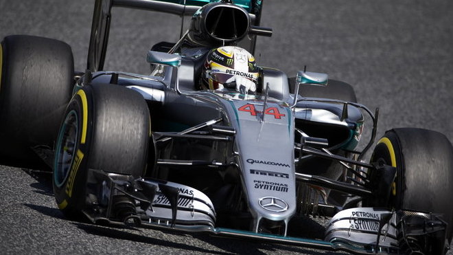 Lewis Hamilton byl v prvním tréninku nejrychlejší