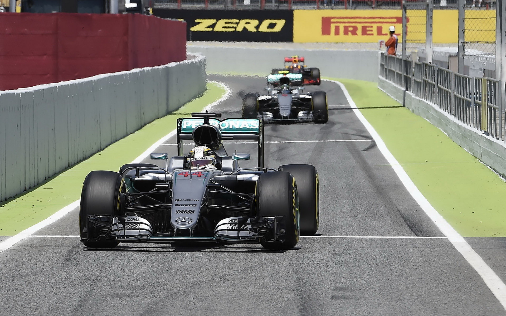 Lewis Hamilton při kvalifikaci v Barceloně