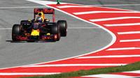 Daniel Ricciardo při kvalifikaci v Barceloně