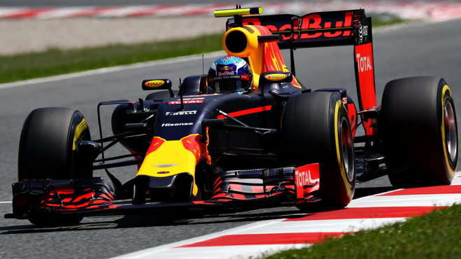 Max Verstappen pokračuje ve své spanilé jízdě na Circuit de Catalunya i v testech