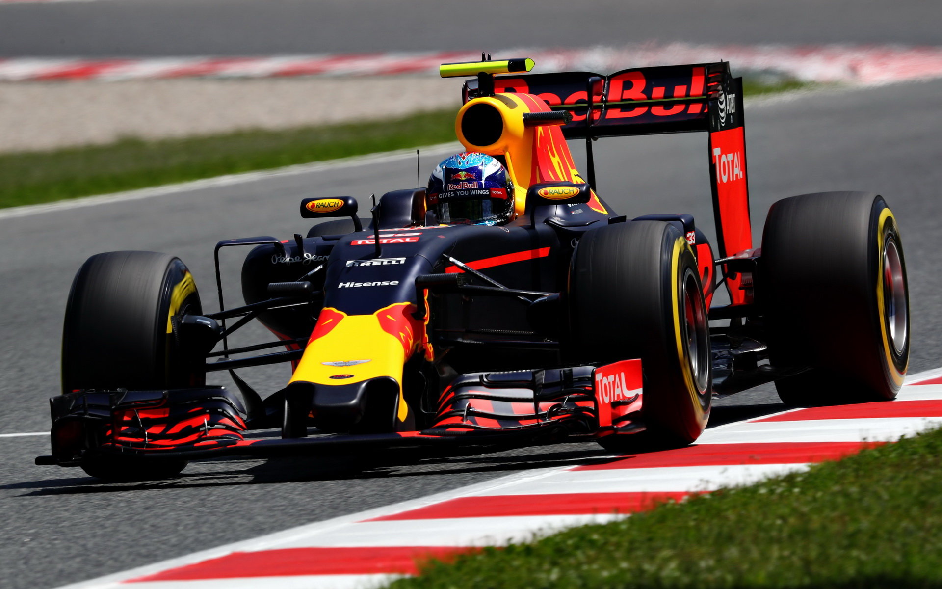 Max Verstappen pokračuje ve své spanilé jízdě na Circuit de Catalunya i v testech