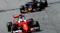 Sebastian Vettel a Daniil Kvjat při kvalifikaci v Barceloně