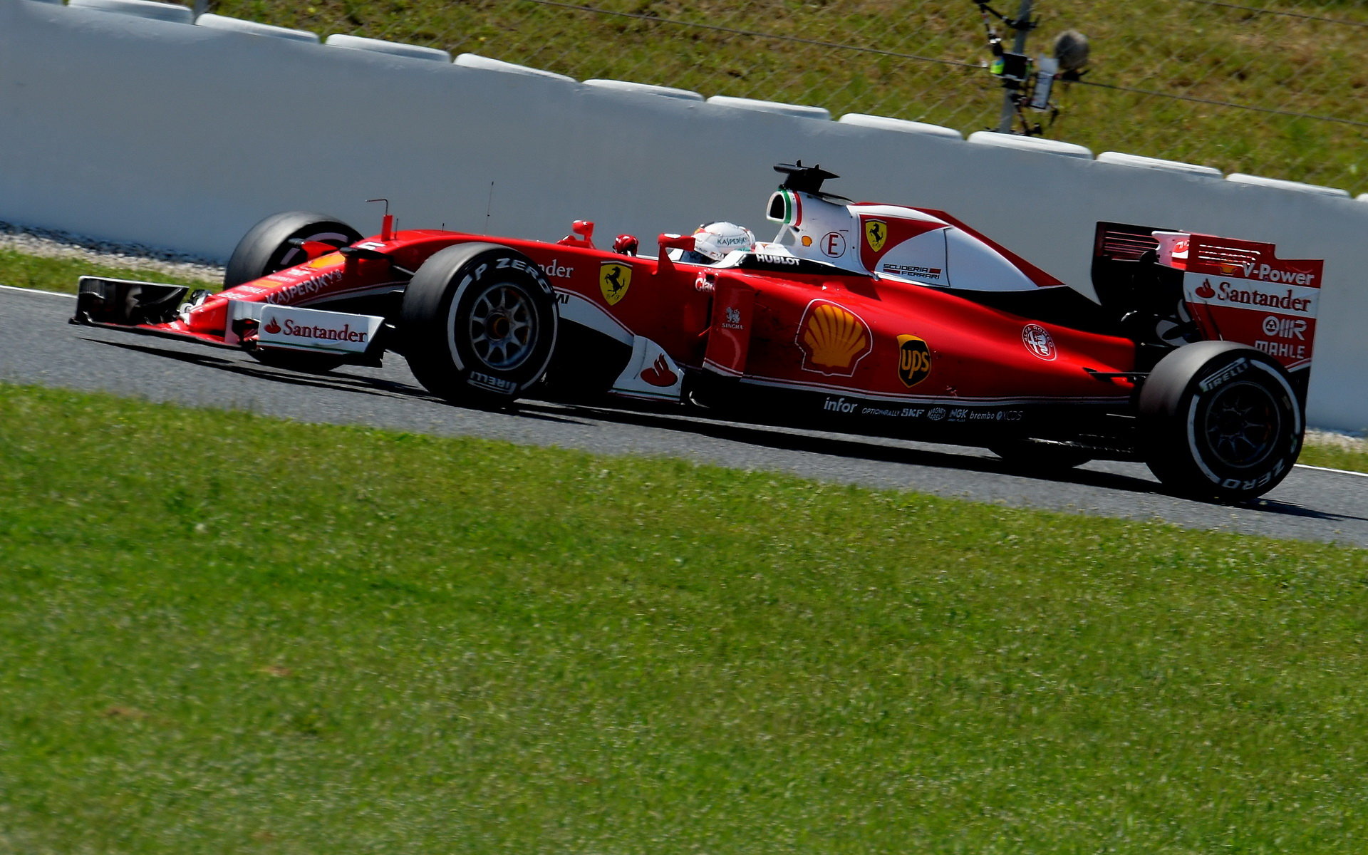 Sebastian Vettel si alespoň v odpoledním testu trochu spravil chuť