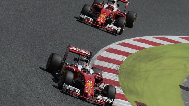 Sebastian Vettel a Kimi Räikkönen v závodě v Barceloně