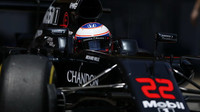 Jenson Button při kvalifikaci v Barceloně