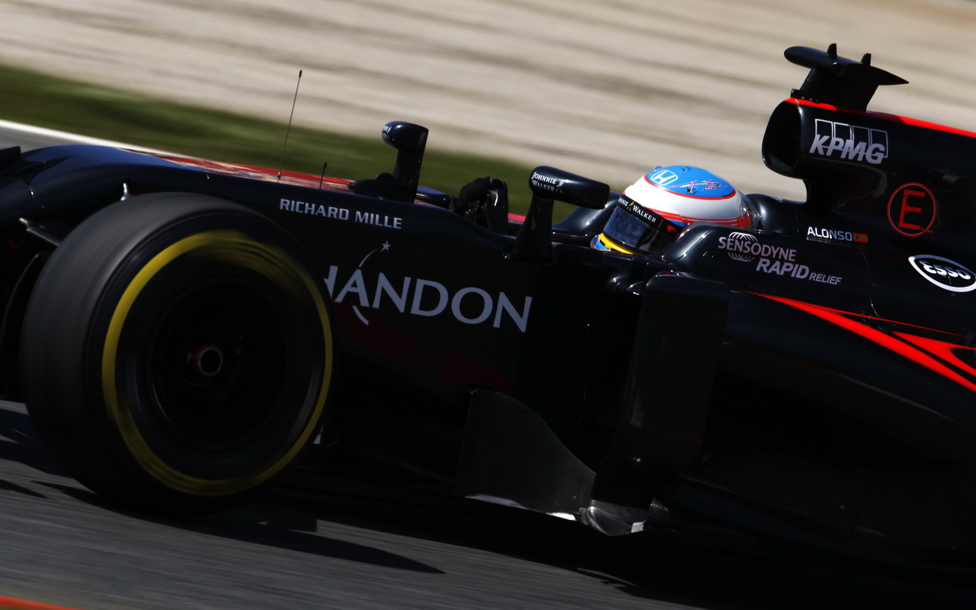 Také McLaren vozí na svém voze "alkohol"