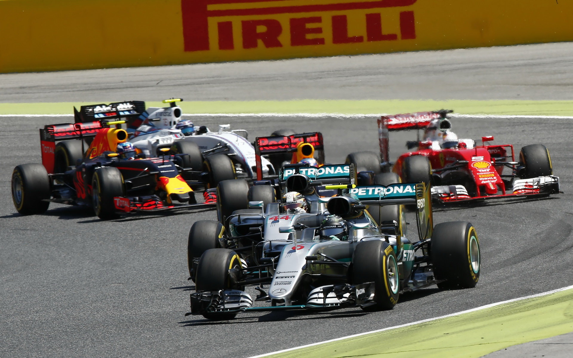 Lewis Hamitlon a Nico Rosberg po startu závodu v Barceloně