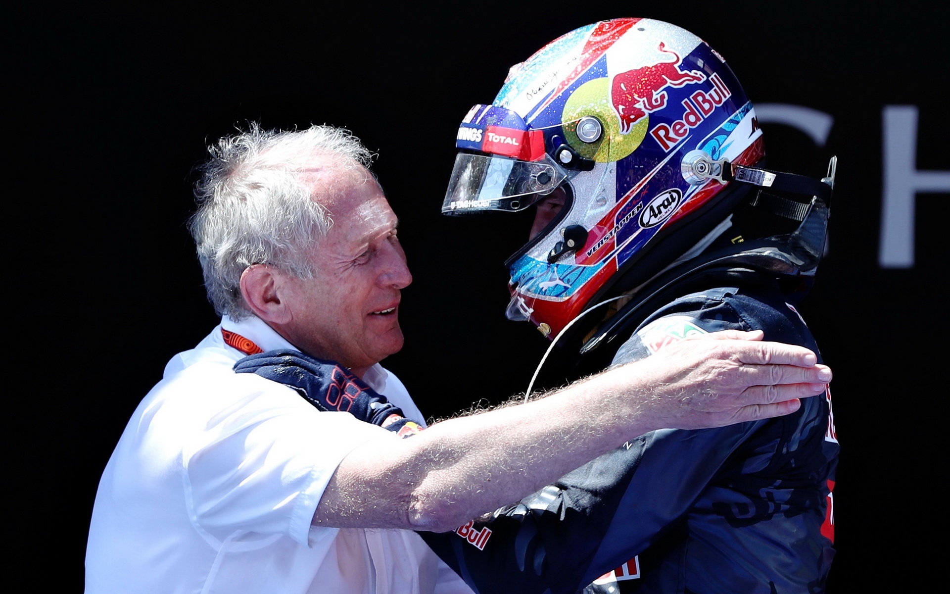 Helmut Marko gratuluje Maxovi Verstappenovi k vítězství v závodě v Barceloně