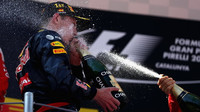 Max Verstappen, nejmladší vítěz Formule 1 slaví na pódiu v Barceloně