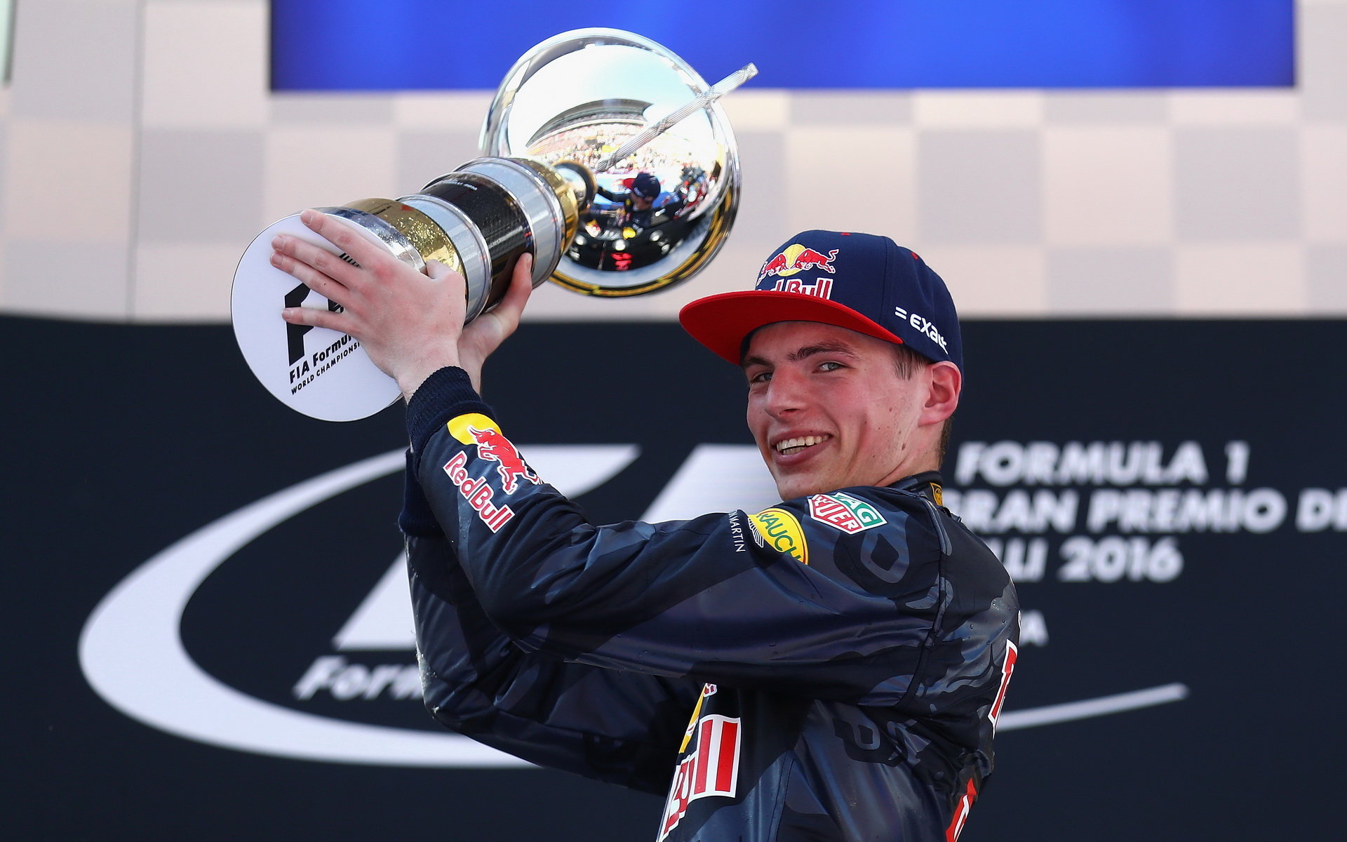 Max Verstappen, nejmladší vítěz Formule 1 se svou trofejí v Barceloně