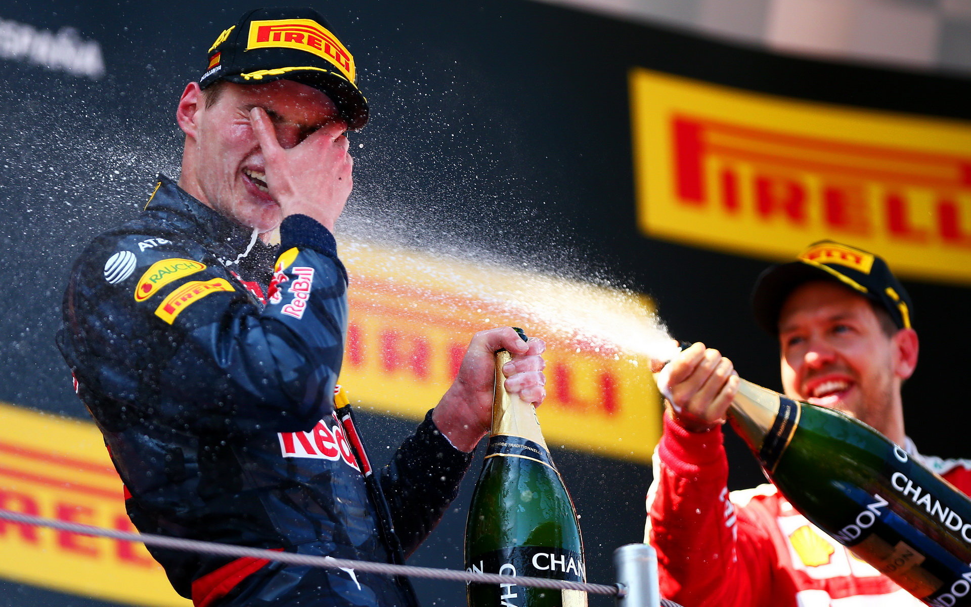 Max Verstappen, nejmladší vítěz Formule 1 slaví na pódiu v Barceloně