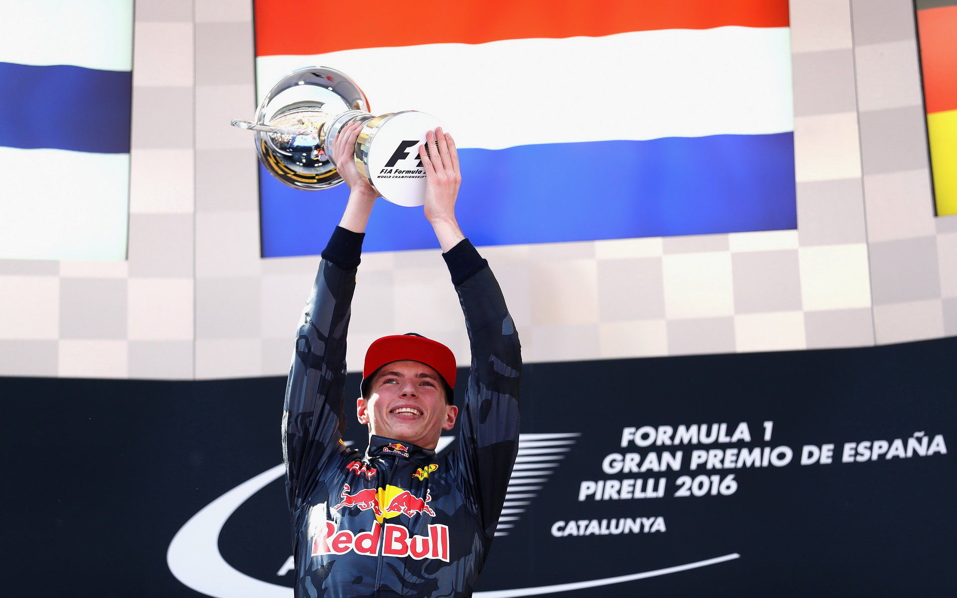 Max Verstappen, nejmladší vítěz Formule 1 se svou trofejí v Barceloně