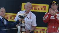 Helmut Marko přebírá trofej na pódiu v Barceloně