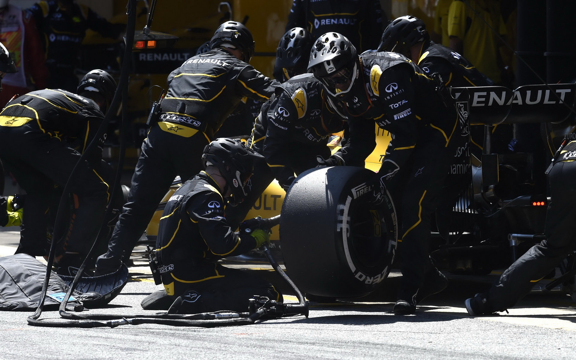 Mechanici týmu Renault v Barceloně