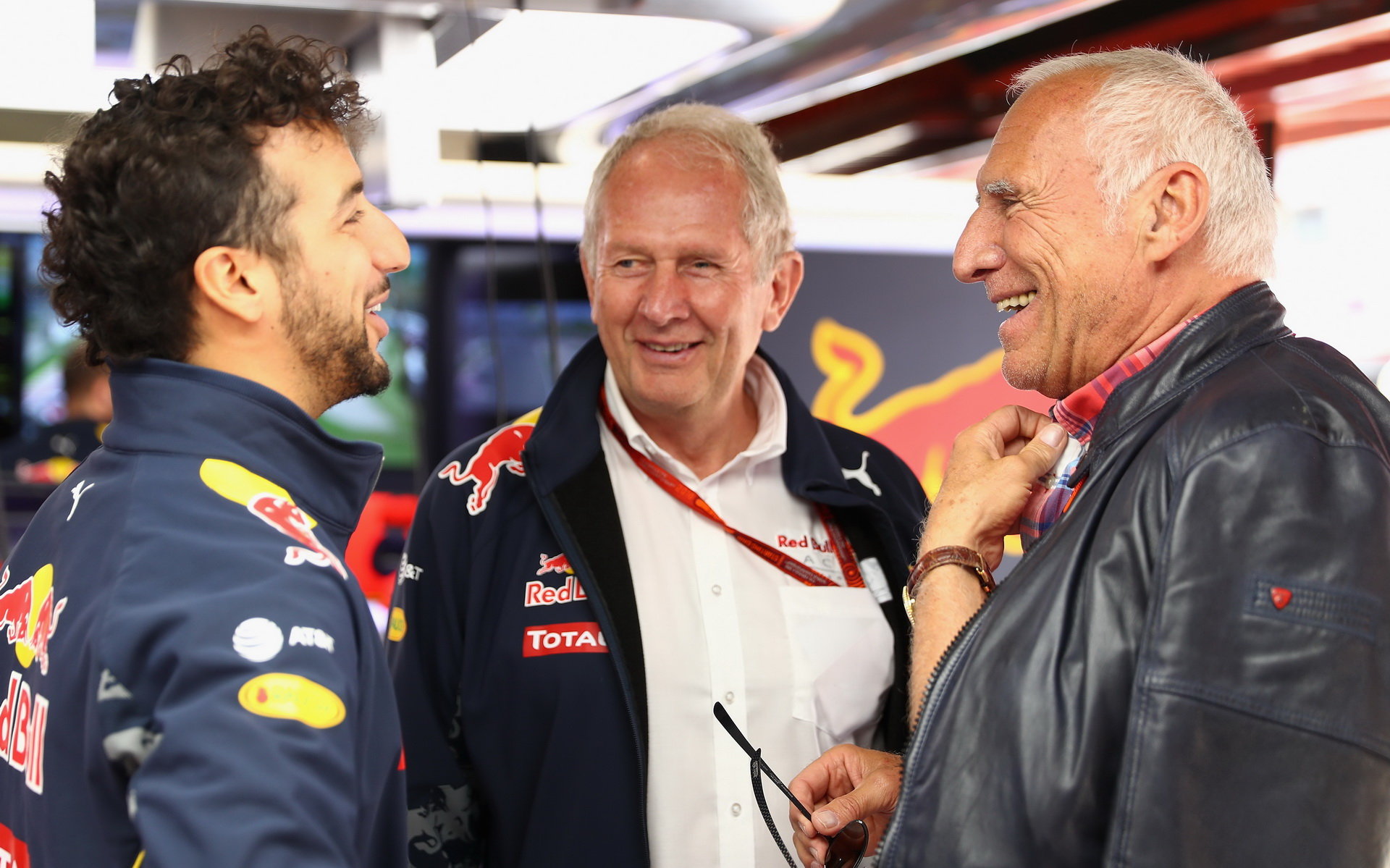 Daniel Ricciardo, Helmut Marko a Dietrich Mateschitz v Barceloně