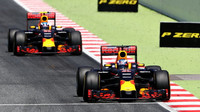 Daniel Ricciardo a Max Verstappen v závodě v Barceloně