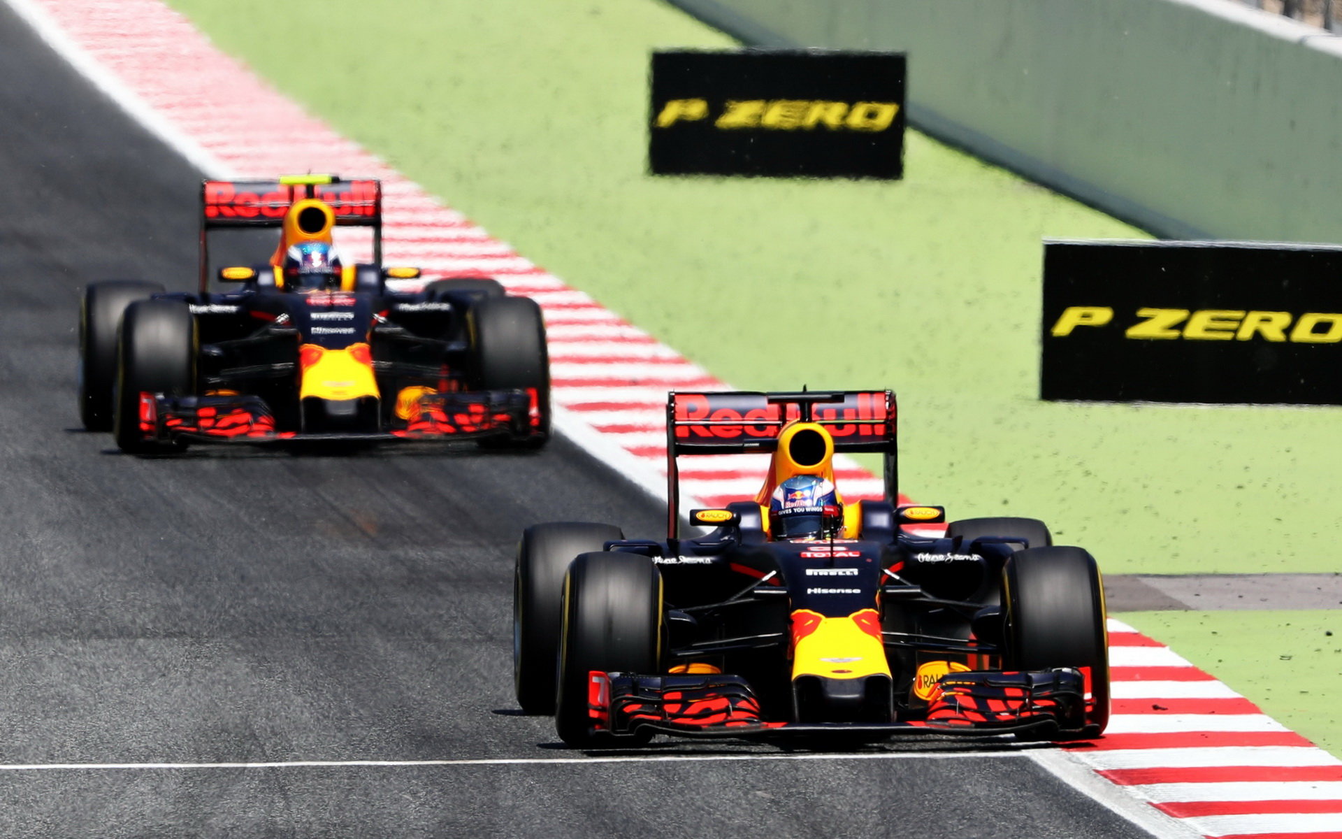 Daniel Ricciardo a Max Verstappen v závodě v Barceloně