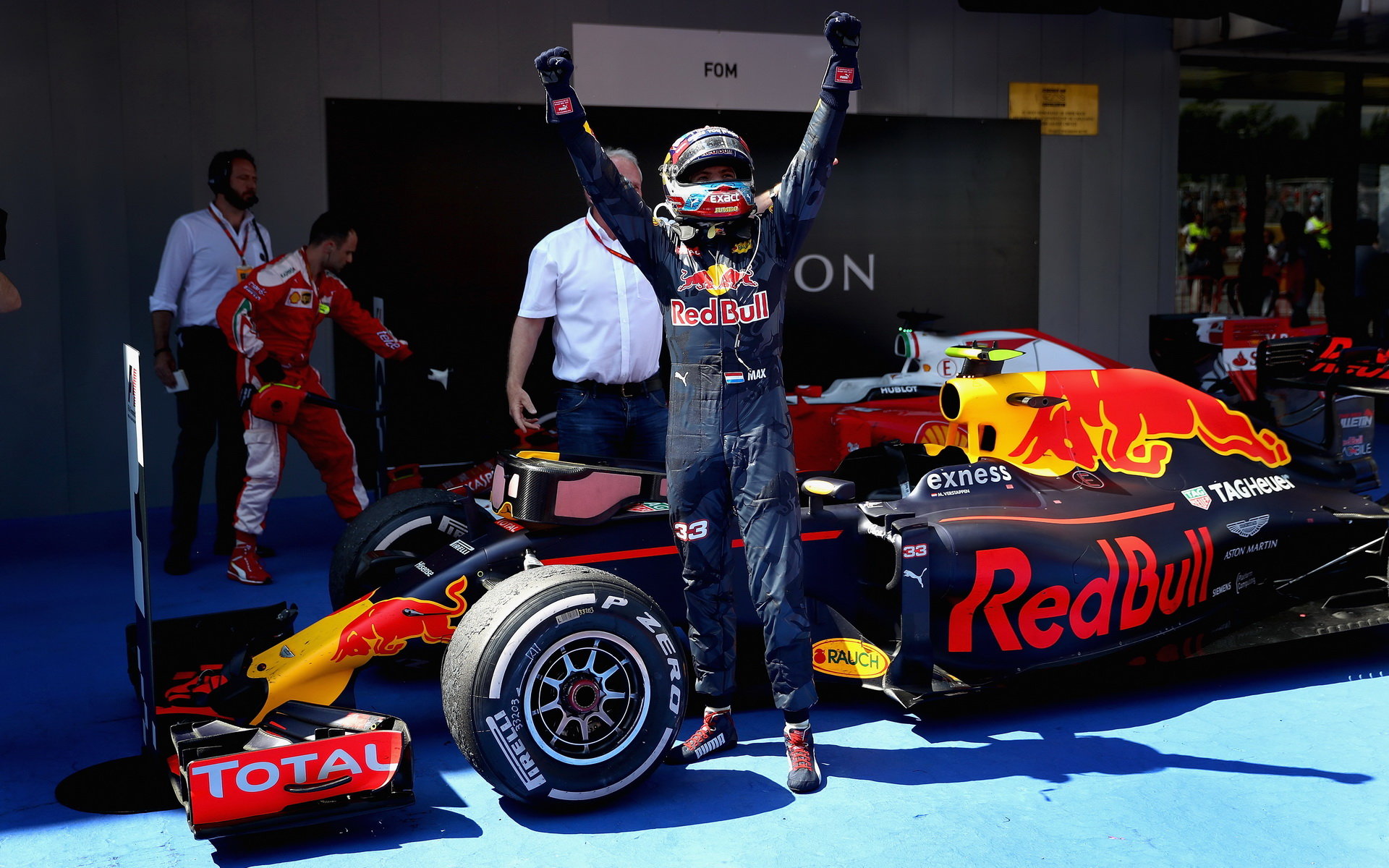 Radost po vítězství ve Španělsku, v prvním závodě po postupu k Red Bullu z Toro Rosso