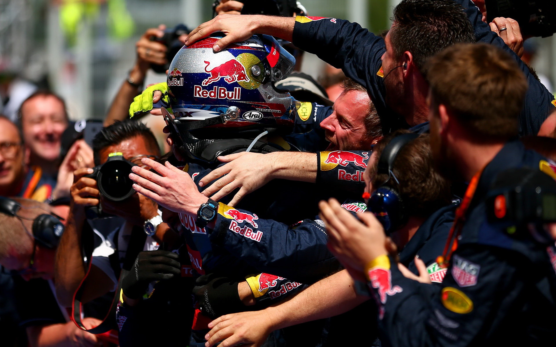 Max Verstappen, nejmladší vítěz Formule 1 se raduje se svými mechaniky v Barceloně