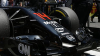 Přední křídlo vozu McLaren MP4-31 Honda v závodě v Barceloně
