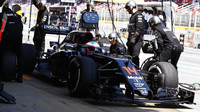Fernando Alonso při výměně pneumatik v závodě v Barceloně