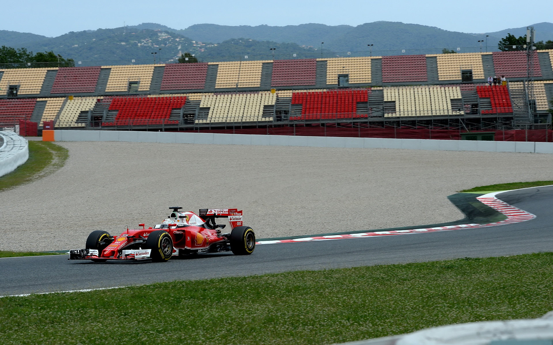 Vettel při testech v Barceloně pátral po nedostatcích ze závodu