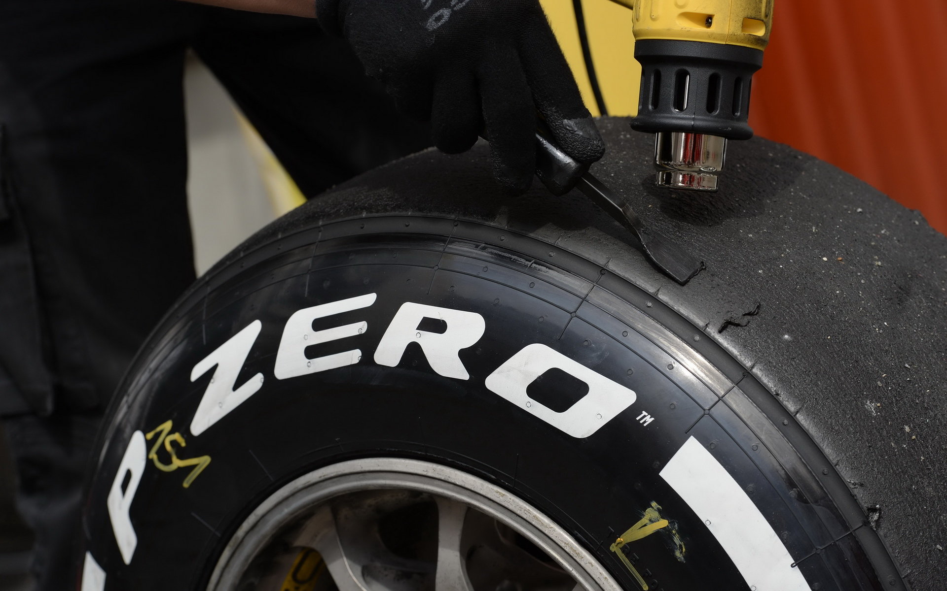 Pneumatiky pirelli při mezisezónních testech v Barceloně