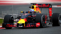 Daniel Ricciardo při mezisezónních testech v Barceloně