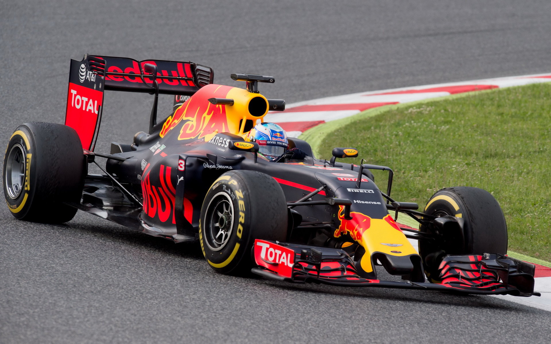 Daniel Ricciardo při mezisezónních testech v Barceloně